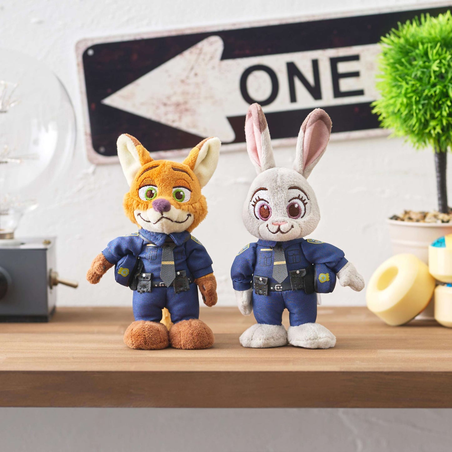 Disney Zootopia Character Stands Collection – Mini Figure Desk Display